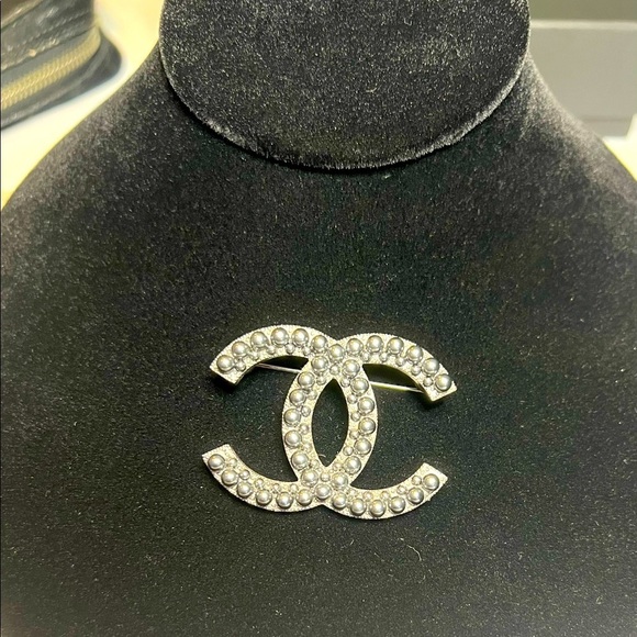 Gorgeous Chanel Black pearl brooch. - Picture 1 of 7